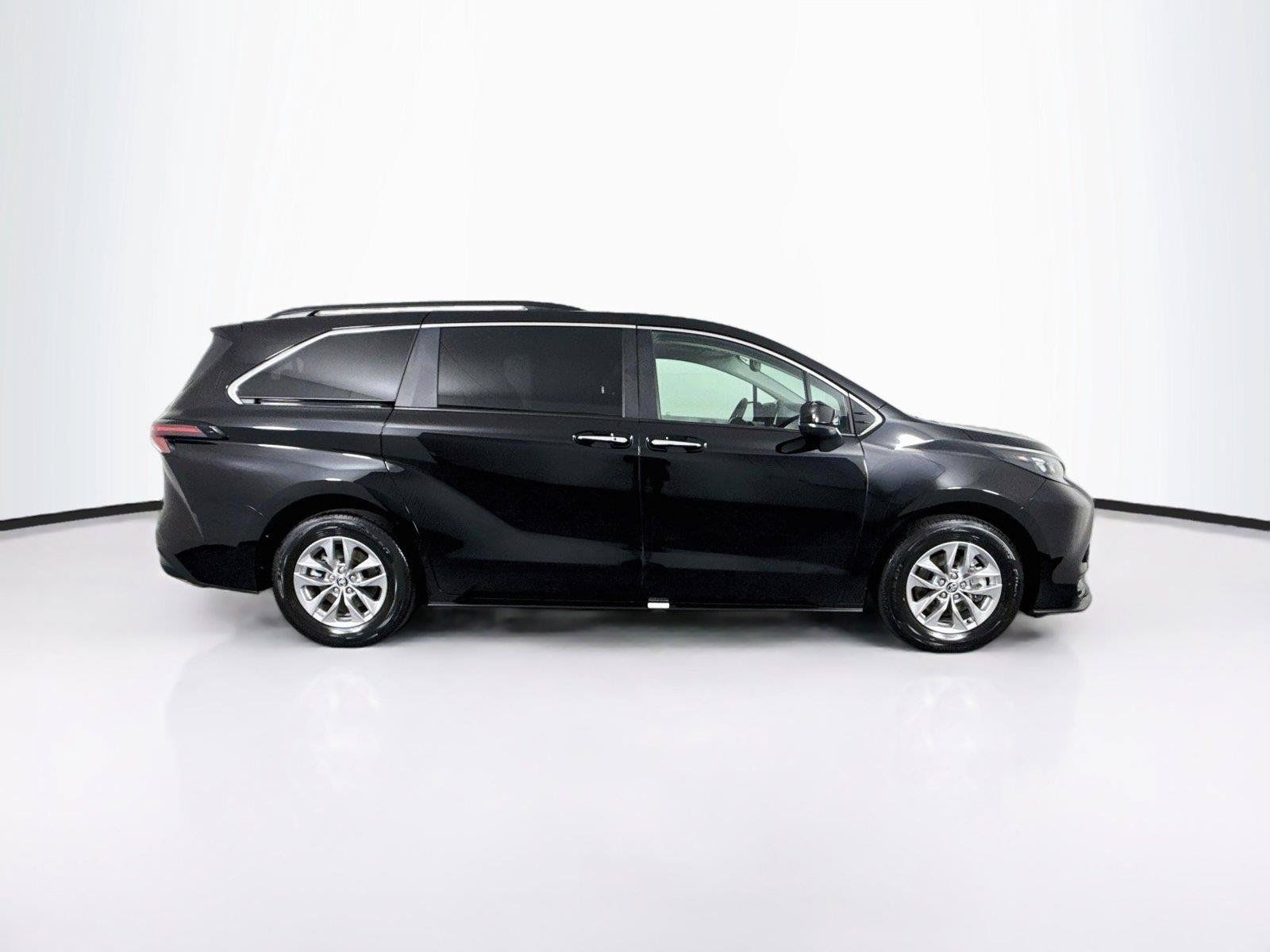 Certified 2026 Toyota Sienna XLE FWD image 11