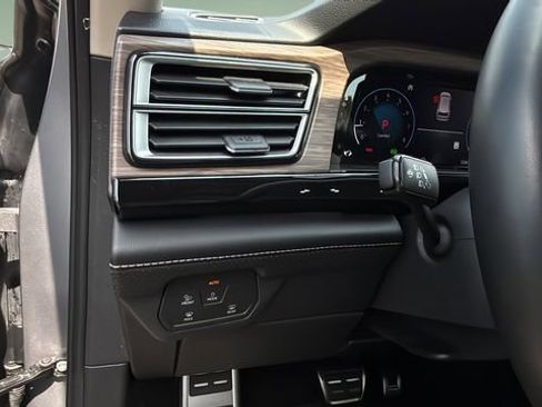 Used 2024 Volkswagen Atlas SEL Premium R-Line image 21