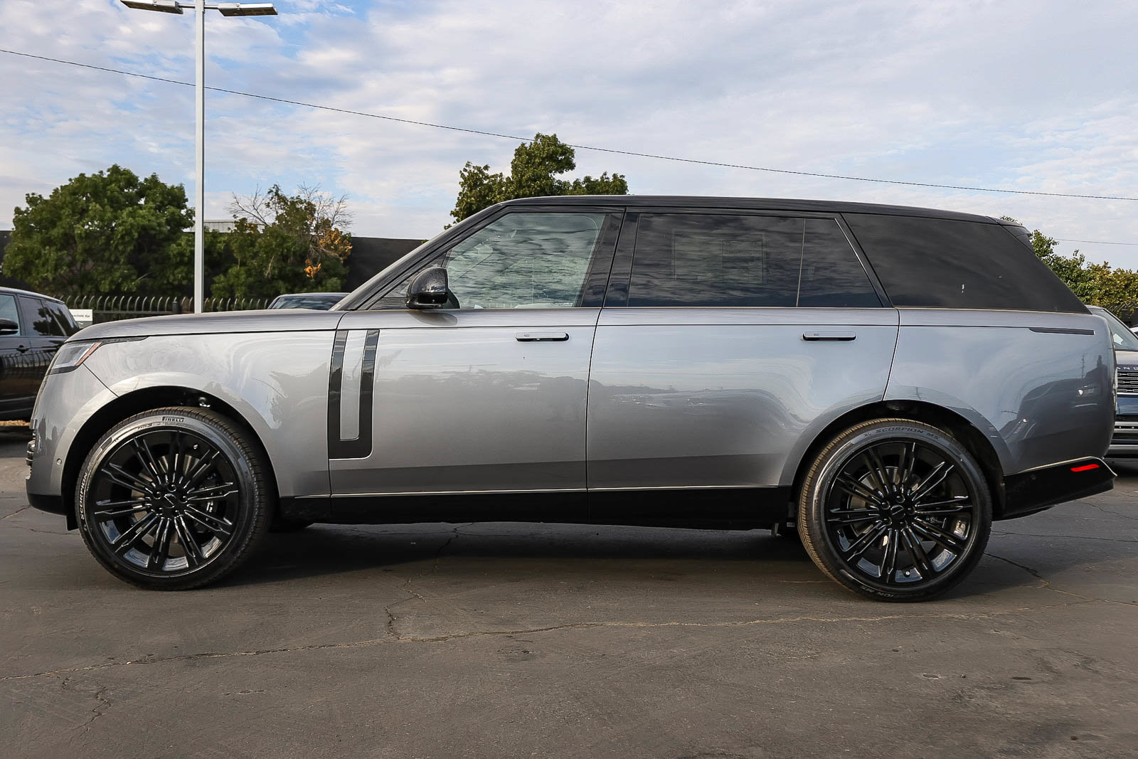 New 2026 Land Rover Range Rover Long Wheelbase SE AWD/4WD image 7