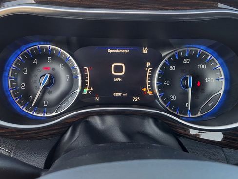 Used 2023 Chrysler Pacifica Limited FWD image 17