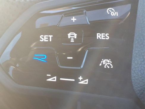 Certified 2022 Volkswagen Golf R image 18