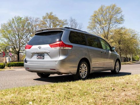 Used 2011 Toyota Sienna XLE w/ Entertainment Pkg FWD image 5