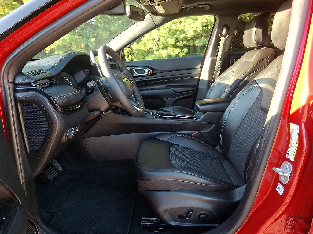 Used 2023 Jeep Compass Latitude w/ Sun and Sound Group AWD/4WD image 14