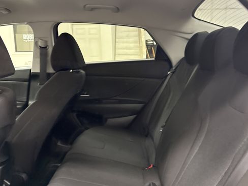 Used 2025 Hyundai Elantra SE image 11