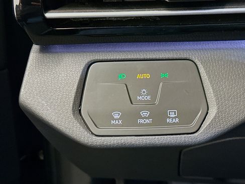 Used 2024 Volkswagen ID.4 Pro image 17