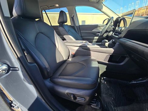 Used 2025 Toyota Grand Highlander AWD image 11