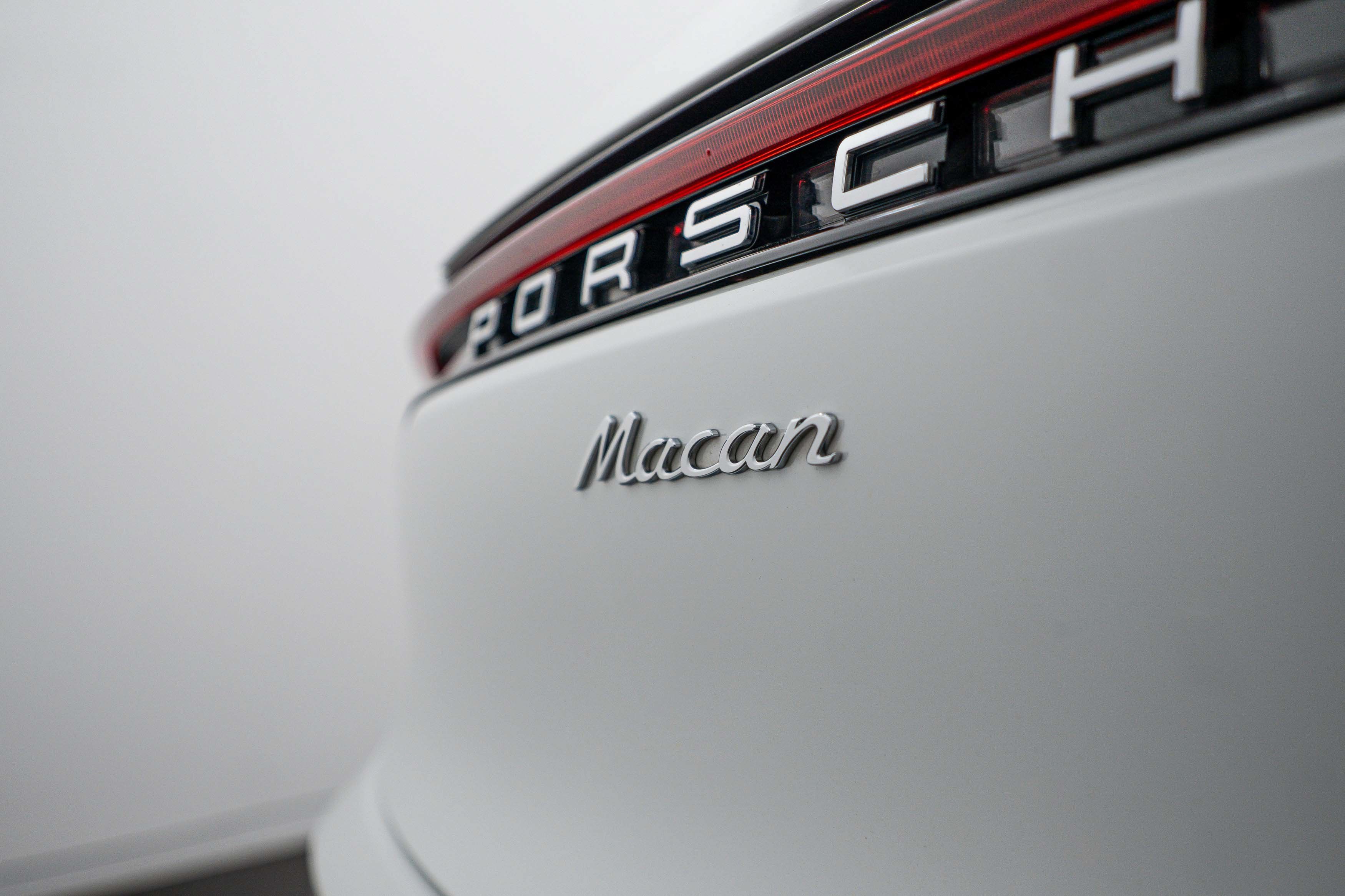 Certified 2023 Porsche Macan AWD/4WD image 26