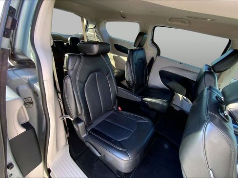 Used 2024 Chrysler Pacifica Touring-L FWD image 19