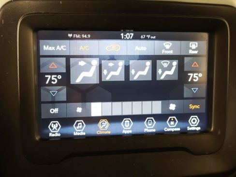 Used 2019 Jeep Renegade Latitude FWD image 39