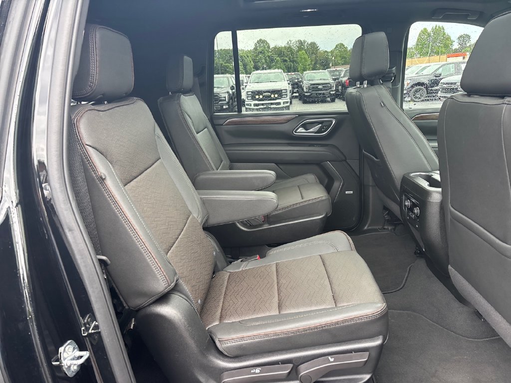 Used 2024 Chevrolet Suburban High Country AWD/4WD image 16
