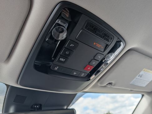 Used 2026 Kia Carnival FWD image 32