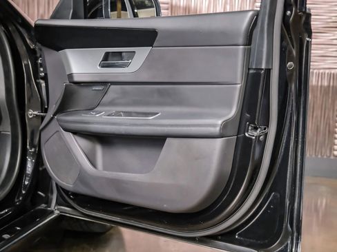 Used 2020 Jaguar XF Prestige image 41