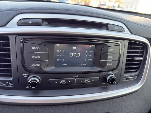 Used 2018 Kia Sorento L image 16