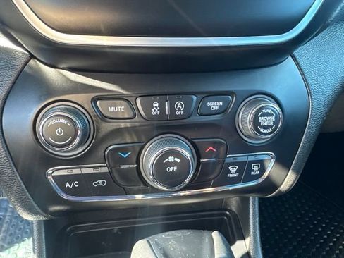 Used 2019 Jeep Cherokee Latitude Plus FWD image 19