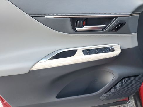 Used 2024 Toyota Venza Limited image 19