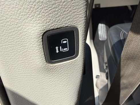 Used 2022 Chrysler Pacifica Touring-L FWD image 30