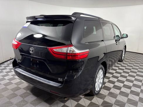 Used 2017 Toyota Sienna AWD image 7