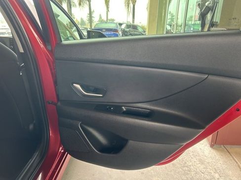 Certified 2025 Hyundai Elantra SE image 23