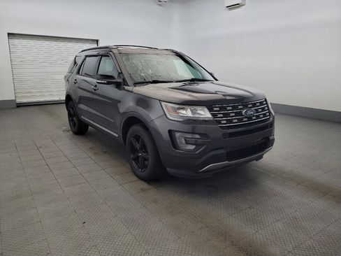 Used 2017 Ford Explorer XLT w/ Equipment Group 202A AWD/4WD image 13