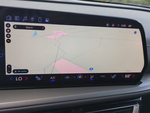 Used 2025 Chevrolet Traverse LT image 18