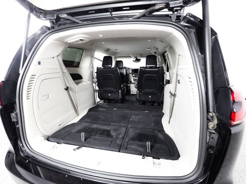 Used 2022 Chrysler Pacifica Touring-L FWD image 17