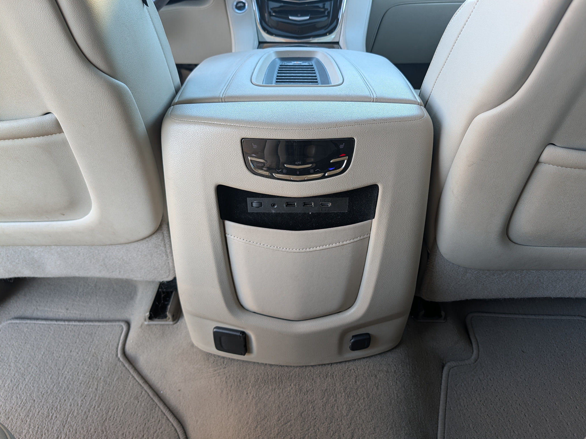 Used 2017 Cadillac Escalade ESV Luxury AWD/4WD image 19