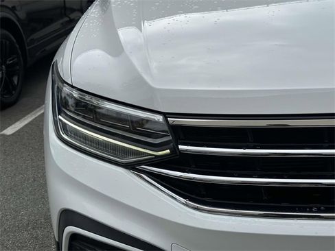 Certified 2022 Volkswagen Tiguan SE w/ Panoramic Sunroof Package image 9