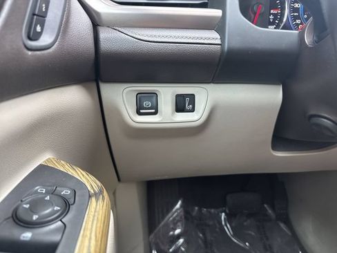 Used 2018 GMC Acadia Denali w/ Technology Package FWD image 28