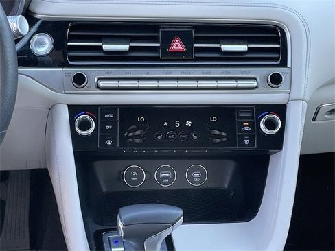 Used 2025 Genesis G70 2.5T image 15