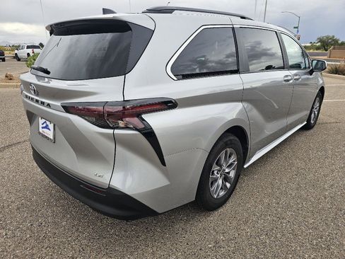 Used 2025 Toyota Sienna LE FWD image 5