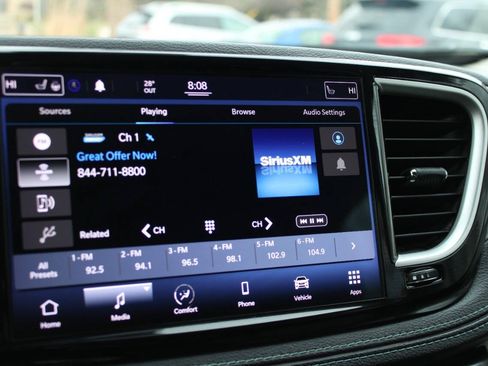 Used 2021 Chrysler Pacifica Touring-L FWD image 37