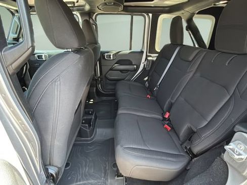 Used 2018 Jeep Wrangler Unlimited Sahara AWD/4WD image 19