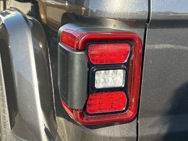 Used 2021 Jeep Gladiator Overland AWD/4WD image 6