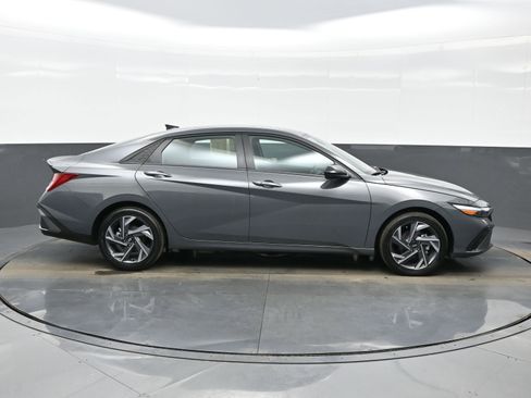 Certified 2025 Hyundai Elantra SEL image 7