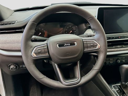 Used 2025 Jeep Compass Latitude image 18