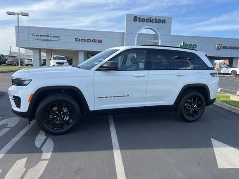 Used 2024 Jeep Grand Cherokee Altitude RWD image 2