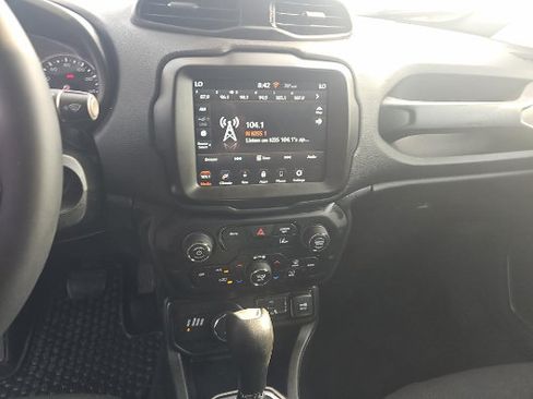 Used 2022 Jeep Renegade Latitude AWD/4WD image 6