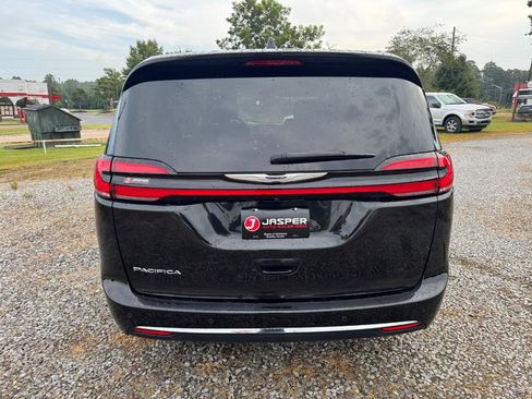Used 2023 Chrysler Pacifica Touring FWD image 4