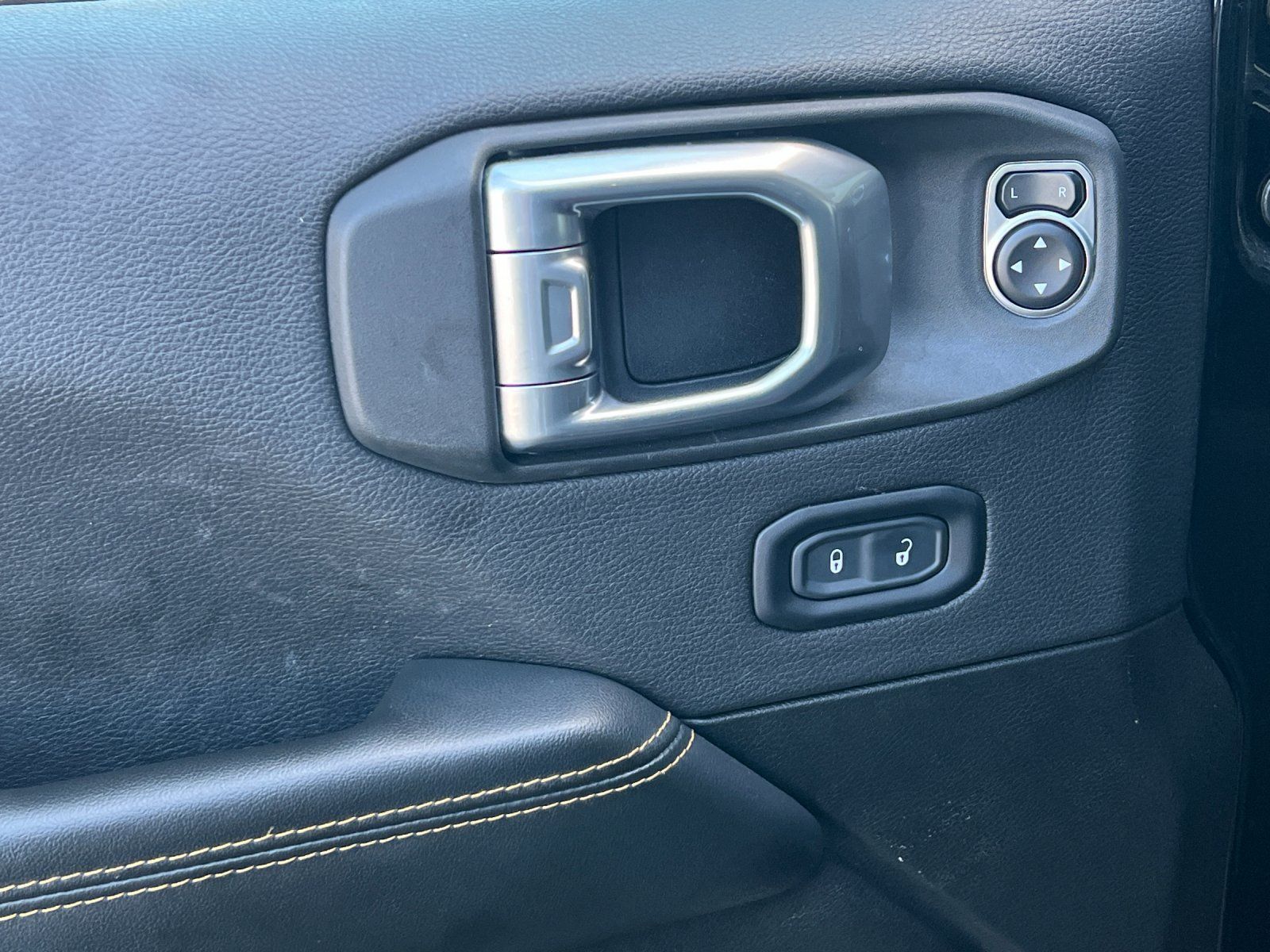Used 2024 Jeep Wrangler Unlimited Sahara AWD/4WD image 11