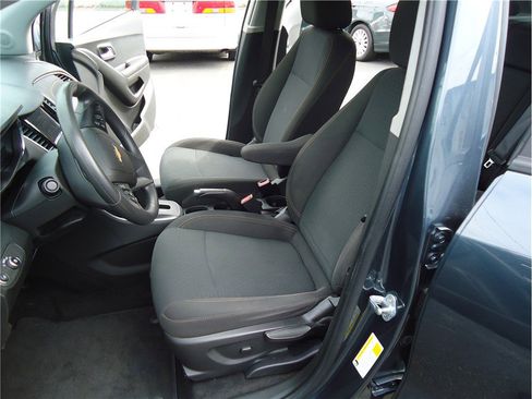 Used 2022 Chevrolet Trax LS w/ Tint and Cruise Package image 10