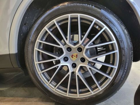 Used 2023 Porsche Cayenne Platinum Edition image 34