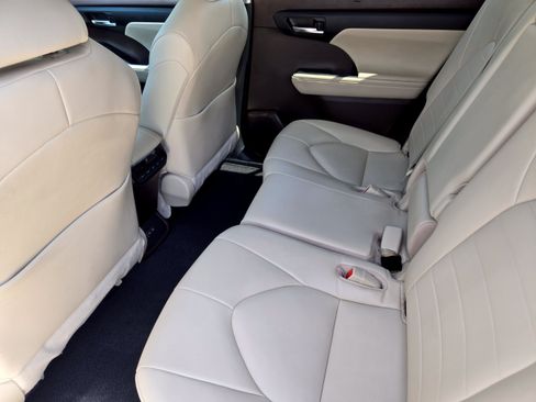 Used 2022 Toyota Highlander XLE FWD image 23