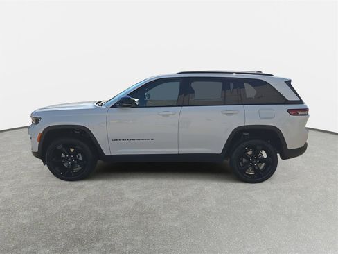 New 2025 Jeep Grand Cherokee Altitude image 8