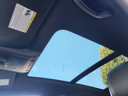 Certified 2024 Volkswagen Tiguan SE R-Line image 10