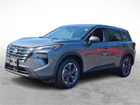 Used 2024 Nissan Rogue SV image 3