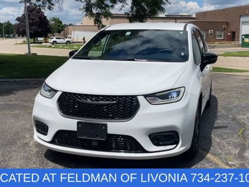 Used 2024 Chrysler Pacifica Limited FWD image 3