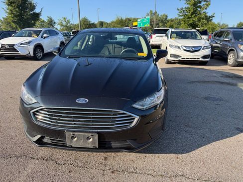Used 2019 Ford Fusion SE FWD image 2