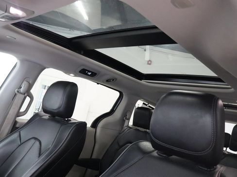 Used 2019 Chrysler Pacifica Limited FWD image 38
