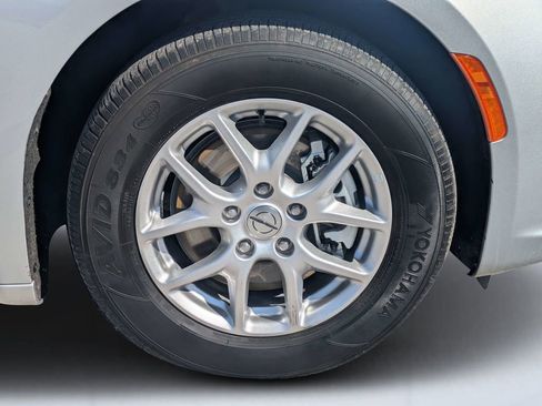 Used 2024 Chrysler Pacifica Touring-L FWD image 11