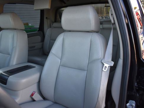 Used 2009 Chevrolet Avalanche LTZ image 22